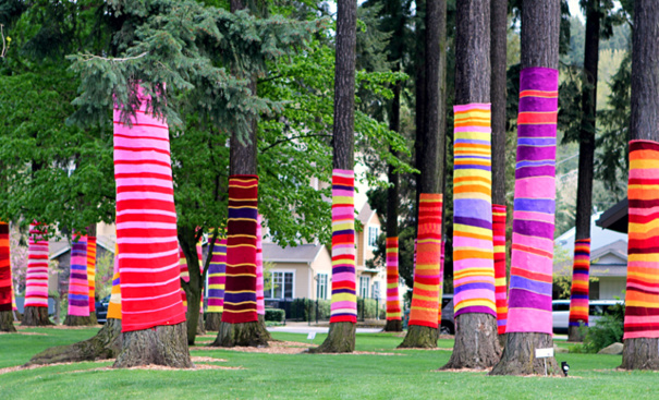 Ici une station essence laissée à l'abandon, entièrement relookée en Yarnbombing... Ici une station essence laissée à l'abandon, entièrement relookée en Yarnbombing...