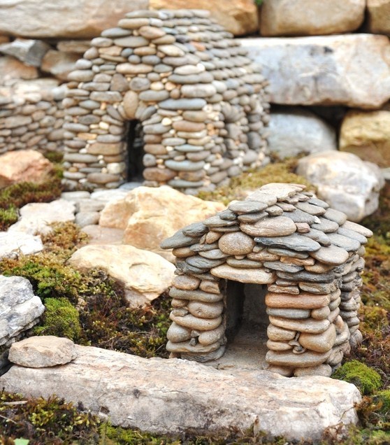 Maisons miniatures en pierre pour décorer le jardin