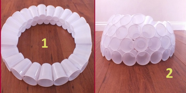 Faire un bonhomme de neige avec des gobelets en plastique Faire un bonhomme de neige avec des gobelets en plastique