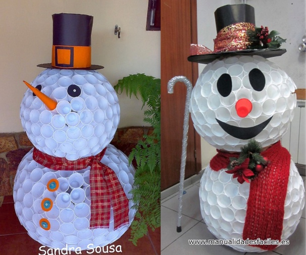 Faire un bonhomme de neige avec des gobelets en plastique Faire un bonhomme de neige avec des gobelets en plastique