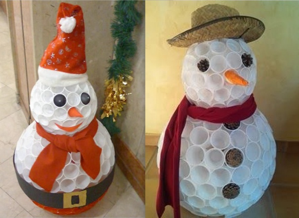 Faire un bonhomme de neige avec des gobelets en plastique