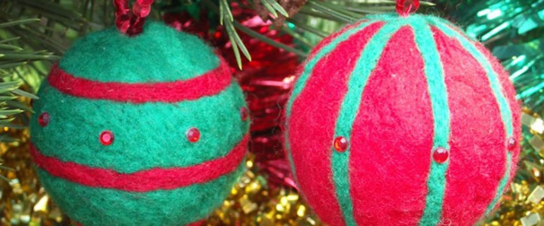 Décorer des boules polystyrène en boules de Noël