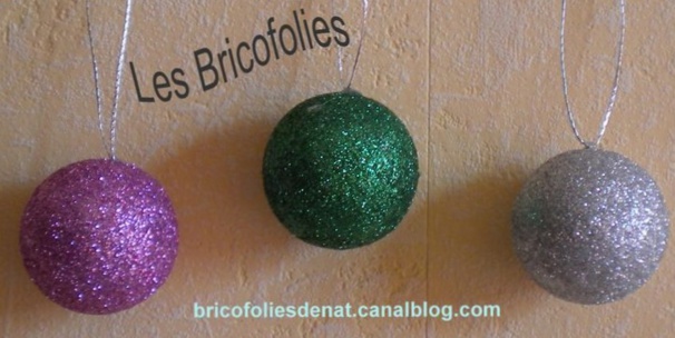 Décorer des boules polystyrène en boules de Noël