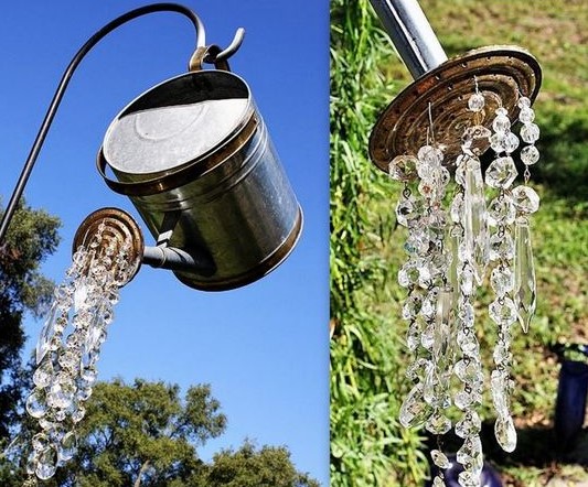 Des arrosoirs de perles au jardin