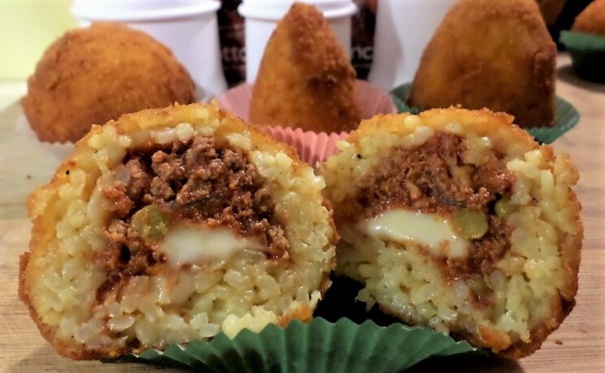 Arancini, boules de riz panées frites