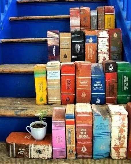 Faire une fausse bibliothèque avec des briques peintes Faire une fausse bibliothèque avec des briques peintes