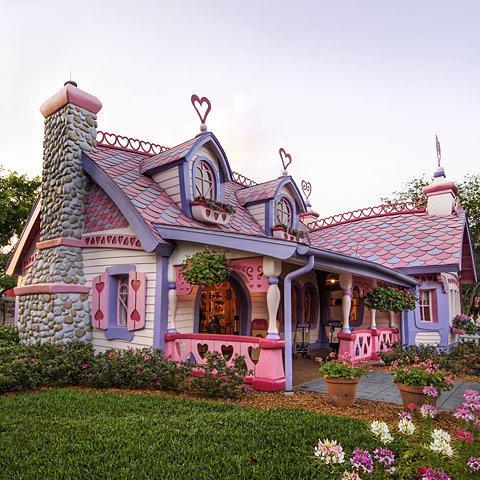 Sans doute, la maison que Ken a offert à Barbie ! Sans doute, la maison que Ken a offert à Barbie !