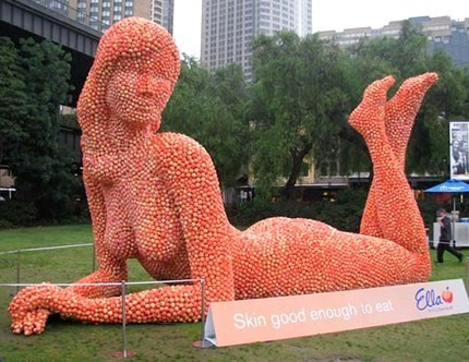 Femme sculptée avec des fruits..