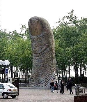 un doigt géant