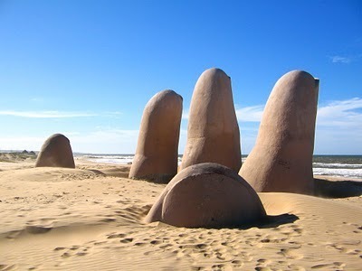 main sculptée dans le sable