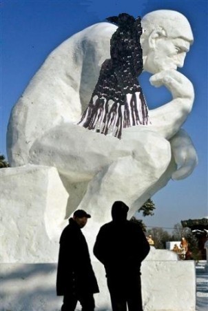 Le penseur, sculpté dans la glace.