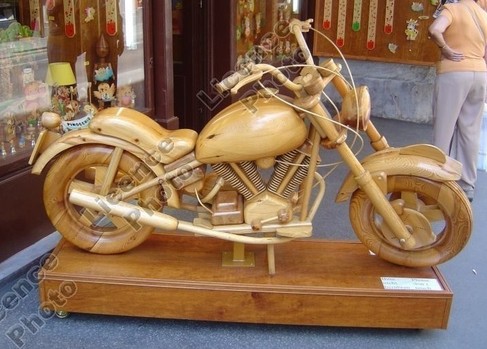 moto sculptée dans bois massif