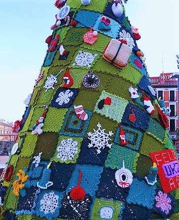 Grands sapins de Noël en laine