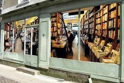 De fausses vitrines pour égayer une rue commerçante !