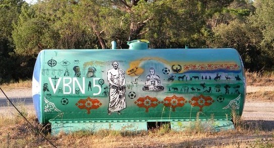 Art insolite : des peintures en pleine garrigue ! Art insolite : des peintures en pleine garrigue !