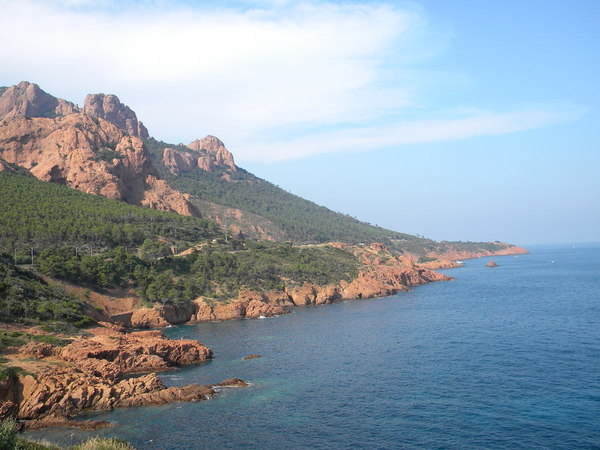 Côté mer, les collines se jettent dans la méditerranée.. Côté mer, les collines se jettent dans la méditerranée..