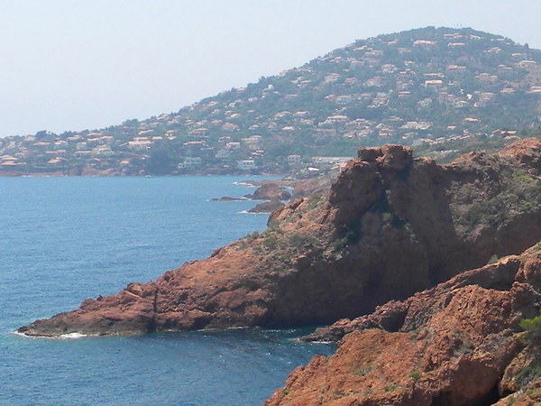 Cette succession de collines s'appelle "La Corniche d'Or".. Cette succession de collines s'appelle "La Corniche d'Or"..