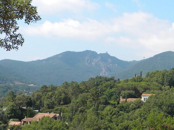 Côté terre, les collines sont verdoyantes, on distingue à peine les maisons nichées sous les arbres..