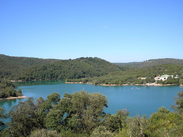 Le Lac de St Cassien, planté dans le Massif, bordé de collines d'une végétation luxuriante..