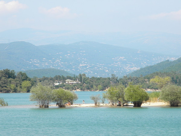 Immense et magnifique, le lac reste à 25 ° tout l'été, une immense piscine naturelle..