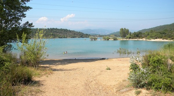 Flanqué de petites criques avec plages, il offre aux vacanciers de magnifiques baignades.. Flanqué de petites criques avec plages, il offre aux vacanciers de magnifiques baignades..