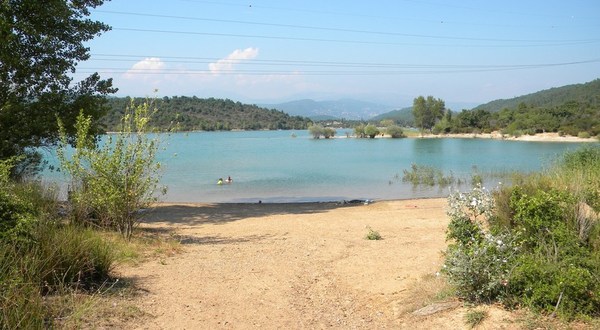 Flanqué de petites criques avec plages, il offre aux vacanciers de magnifiques baignades..