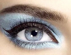 Sublimez votre regard avec les gouttes Bleues !