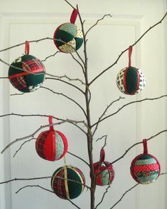 Décorations de Noël, faire des boules en tissu ! Décorations de Noël, faire des boules en tissu !