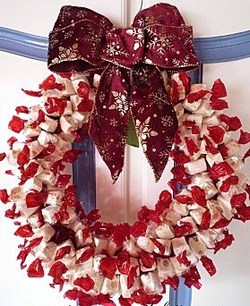 Faire une couronne de Noël en friandises ! Faire une couronne de Noël en friandises !