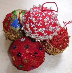 Faire une boule de Noël en matériau de récup ! Faire une boule de Noël en matériau de récup !