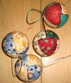 Faire une boule de Noël en matériau de récup ! Faire une boule de Noël en matériau de récup !