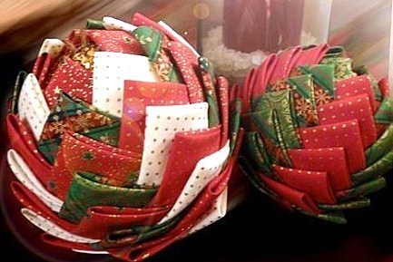 Faire des boules de Noël en tissu, divers tutos..