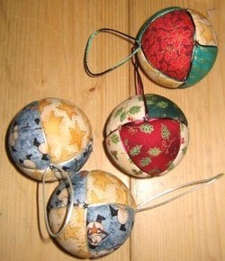 Faire des boules de Noël en tissu, divers tutos.. Faire des boules de Noël en tissu, divers tutos..