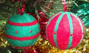 Faire des boules de Noël en tissu, divers tutos..