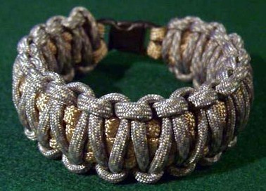 Faire un bracelet en matériau récup !