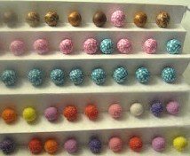 Texturer des perles en pâte fimo avec du sel ! Texturer des perles en pâte fimo avec du sel !