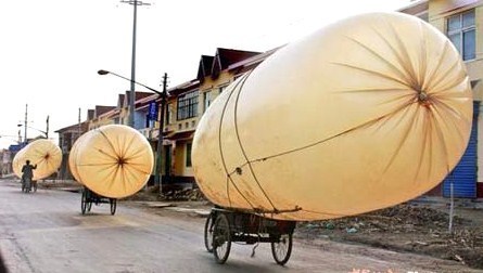 Livrer des capotes géantes à ses meilleurs clients.. Livrer des capotes géantes à ses meilleurs clients..