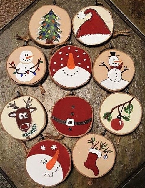 Décorations de Noël sur galettes de bois