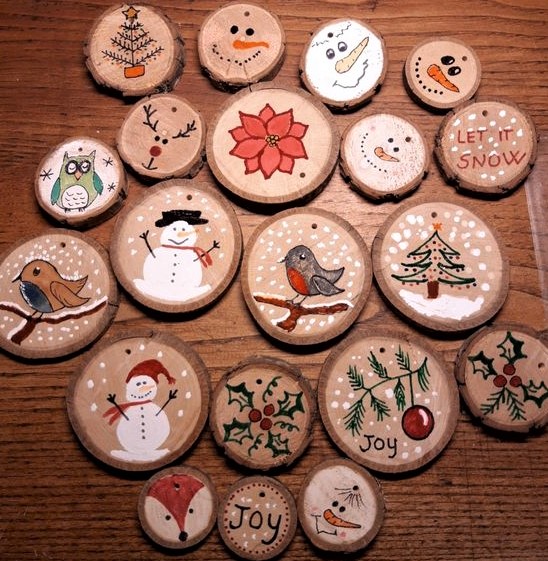 Décorations de Noël sur galettes de bois