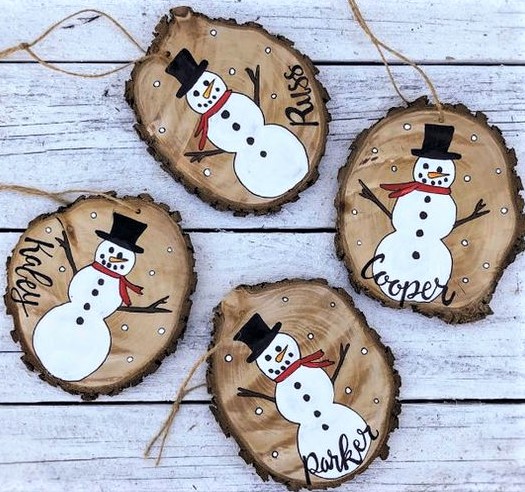 Décorations de Noël sur galettes de bois