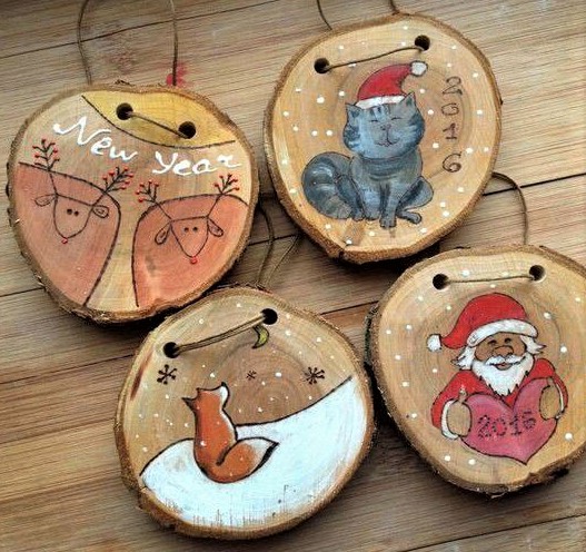 Décorations de Noël sur galettes de bois