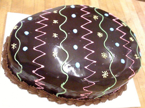 Faire un gâteau en forme d'oeuf de Pâques