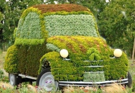 Insolite : les voitures recyclées en jardinières !