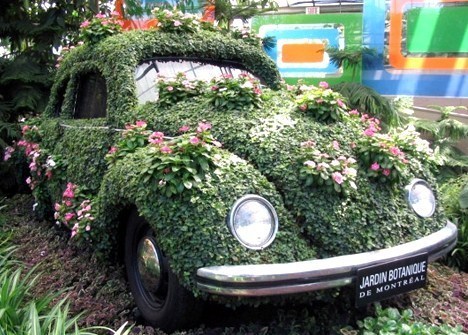 Insolite : les voitures recyclées en jardinières !