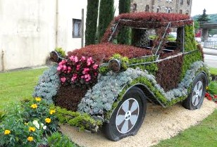 Insolite : les voitures recyclées en jardinières !