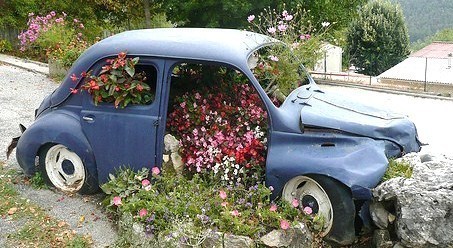 Insolite : les voitures recyclées en jardinières !