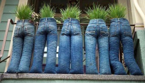 Vous ne savez quoi faire de vos vieux jeans, exposez-les sur le balcon !