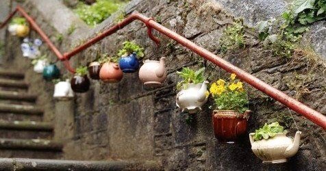 Votre collection de théières et vieilles bouilloires vous encombre, faites en des jardinières ! !