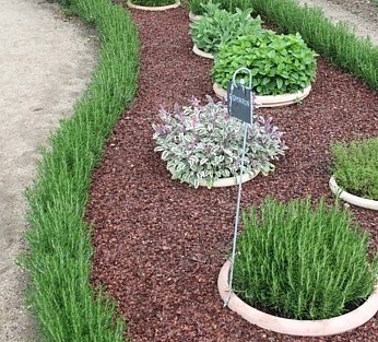 Les pots de fleurs encastrés au jardin