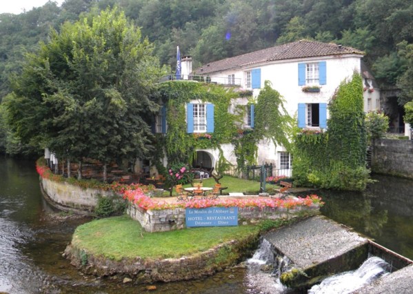 Ici le moulin de l'abbaye transformé en hotel restaurant, superbe moulin joliment décoré !
